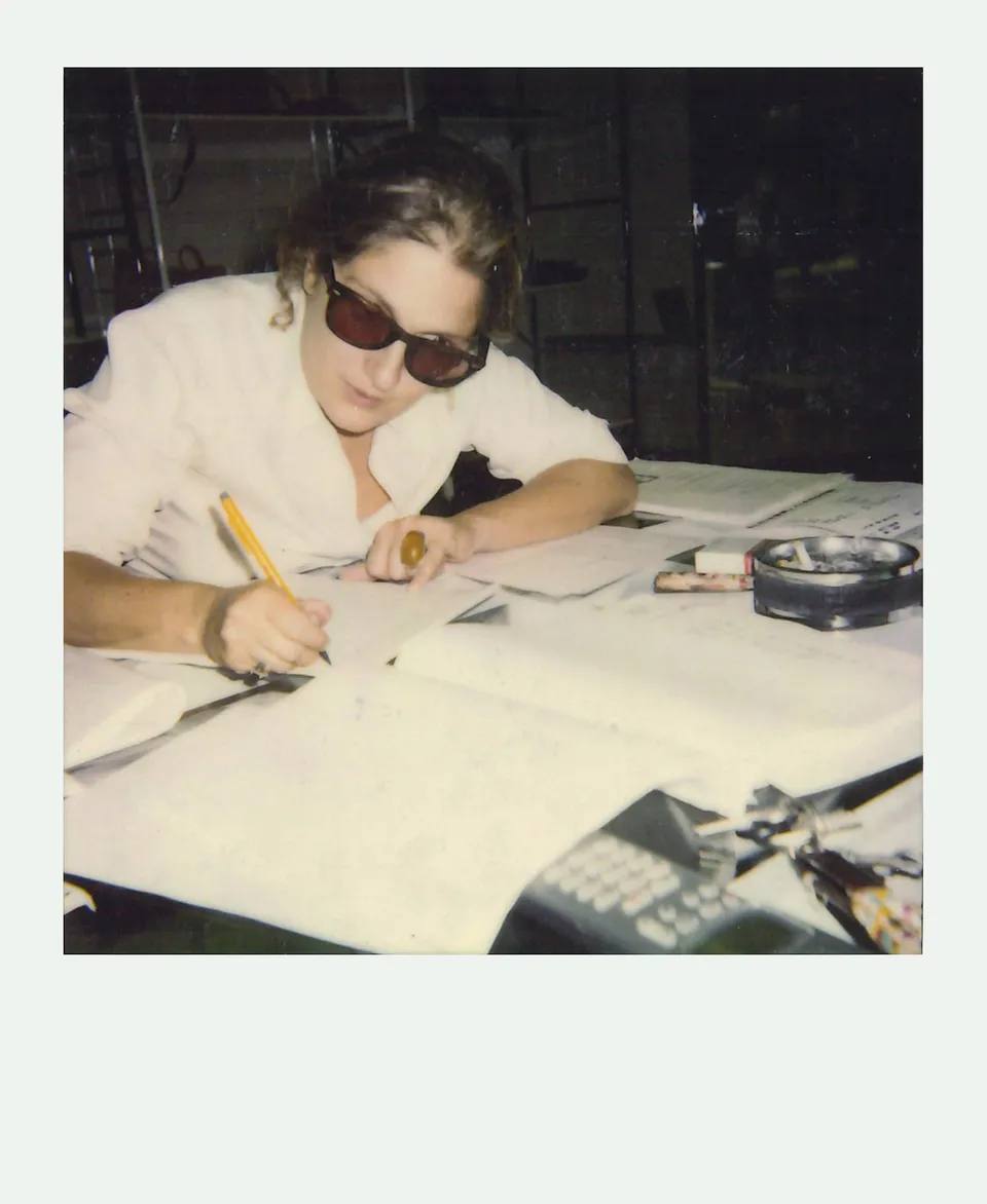 Завтра в Милане Мария Грация Кьюри покажет первую коллекцию для Fendi в качестве креативного директора В бренд она вернулась после Dior Почему вернулась А потому что карьеру в моде начинала именно в Fendi Ей было 24 года она была там дизайнером аксессуаров и попала под менторство пяти сестер Фенди У Vogue и WWD по такому случаю вышли интервью с Кьюри повод то действительно большой Говорит что своей работой хочет отдать дань уважения сестрам Фенди Ну и еще из интересного Кьюри с явной иронией отмечает что дизайнеры мужчины женскую одежду делать могут а вот дизайнеры женщины мужскую нет