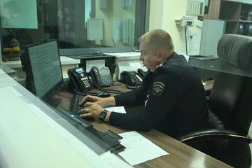 Полицейские нашли девушек которые избили мужчину в Иркутском районе Напомним инцидент засняли на видео и опубликовали в интернет сообществе Девочки ударяли мужчину с тростью Как сообщили в ГУ МВД России по региону якобы это была месть за то что неизвестный подглядывал за ними Участницами драки оказались жительницы Братска 15 ти и 17 ти лет Сейчас они находятся в родном городе там их вместе с родителями ждёт допрос от правоохранителей