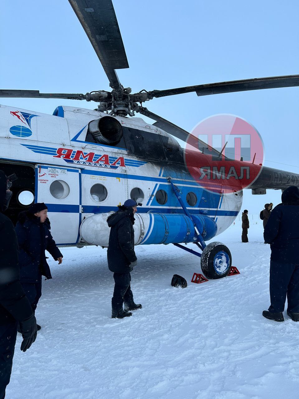 В вертолете, севшем из-за отказа двигателя, находился груз-200  Очевидцы винят авиакомпанию «Ямал» в аварийной посадке.  Изначально мы должны были лететь на другом вертолете, но начальство все же нас посадило именно в этот. Летели около 12 минут, но вертолет накренился и резко полетел вниз. Было очень страшно. По сообщению очевидца, на борту, помимо груза-200, находилось 9 человек, в том числе дети. Вертолет сел на площадке «Тазовский-Ямал» из-за отказала левого двигателя. Тазовчан отправят домой другим рейсом.   : ЧП Ямал  Подписаться   Прислать новость