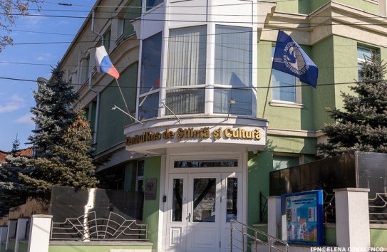 Мунтяну начнет свое премьерство с денонсации соглашения о российских культурных центрах Новый кабинет министров рассмотрит законопроект о денонсации соглашения с Россией о культурных центрах В Кишиневе Русский дом много лет проводит лекции концерты и выставки а взамен планируется сотрудничество с Китаем в области преподавания китайского языка Подписаться