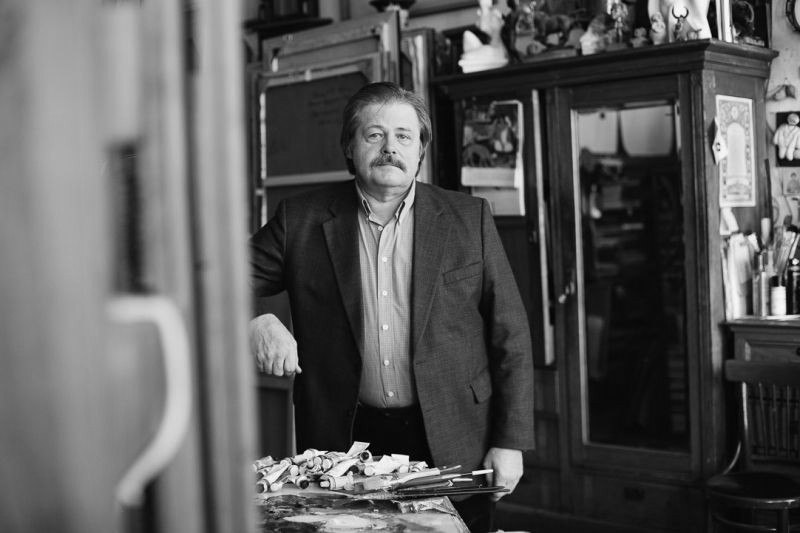 Скончался известный омский художник Георгий Кичигин Ему было 74 года О смерти выдающегося представителя омской культуры сообщили в региональном отделении Союза художников В минкульте уточнили что он умер после продолжительной болезни Здесь можно прочитать интервью с Георгием Кичигиным В нем он говорил почему его утомляла Москва а Омск нет рассказывал сколько времени проводит в мастерской и называл свое творчество тихим ужасом По стопам Кичигина пошли обе его дочери они тоже стали художниками Новости Омска Подписаться