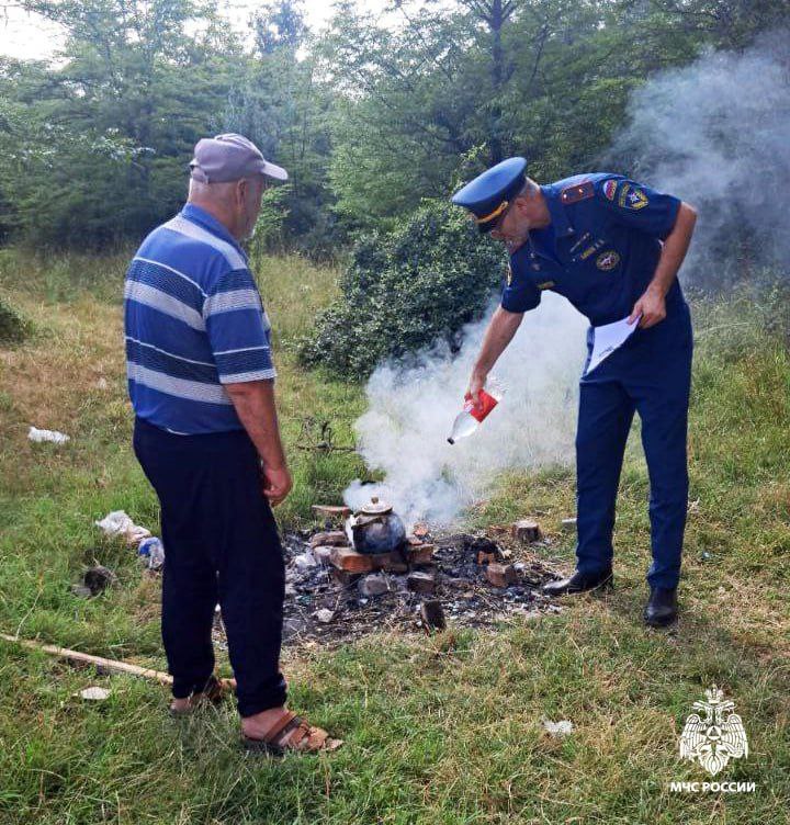 В Чечне с сегодняшнего дня введен особый противопожарный режим Решение принято в связи с продолжительной жаркой погодой и участившимися пожарами. С начала 2025 года на территории Чеченской Республики зарегистрировано 1067 пожаров, из которых 615 случаев связано с горением сухой травы. 298 физических лиц привлечены к административной ответственности. В период особого противопожарного режима нарушителей предупреждать не будут, а размеры административных штрафов кратно увеличиваются. Теперь они составляют от 20 до 800 тыс. рублей. Не исключена и уголовная ответственность. С сегодняшнего дня установлен запрет на проведение пожароопасных работ на полях и в лесах, разведение костров, сжигание мусора и травы на территории частных домовладений. В течение месяца в регионе планируется провести масштабную профилактическую работу с населением, в том числе с привлечением министерств, ведомств и духовенства.