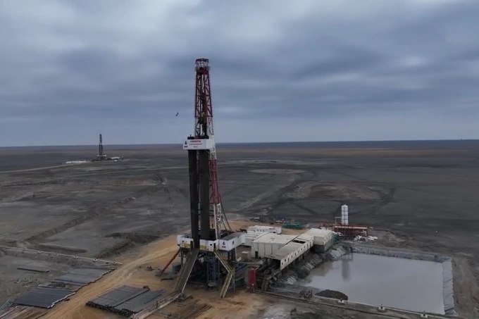 Узбекистан в 2026 году планирует остановить падение добычи газа В Муйнакском районе Каракалпакстана открыто новое газовое месторождение Две скважины уже дают 3 млн кубометров голубого топлива ежедневно а до конца года планируется подключить еще семь Новые запасы должны решить проблему дефицита газа на фоне исчерпания 85 действующих месторождений Одна из новых скважин пробурена за 90 дней на глубину 5 тысяч метров и дает 2 4 млн кубометров в сутки Минэнерго сообщило о готовности еще одной глубокой скважины