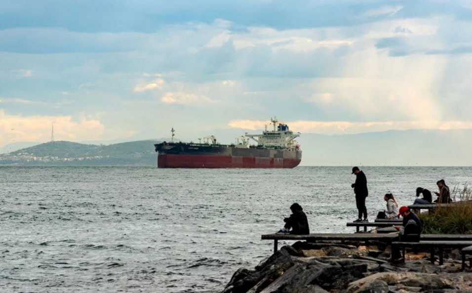 Морской экспорт российской премиальной нефти марки ESPO в сентябре вырос на 22 6 к уровню августа до 146 тыс т в сут говорится в обзоре Центра ценовых индексов Это стало максимальным показателем за весь 2025 год При этом общий экспорт нефти из России по морю в прошлом месяце увеличился на 12 8 до 476 тыс т в сут А поставки в Китай достигли 172 тыс т в сут из которых 74 пришлось как раз на сорт ESPO Экспорт российской нефти растет главным образом на фоне ослабления ограничений ОПЕК И Китай стал основным покупателем баррелей добытых по увеличенным квотам Он активно пополняет свои резервы и таким образом абсорбирует прирост предложения Однако эксперты считают что демпферный эффект китайского рынка ограничен а на мировом рынке ожидается рост профицита Какие у этого будут последствия в материале РБК Фото John Wreford Shutterstock Картина дня в телеграм канале РБК