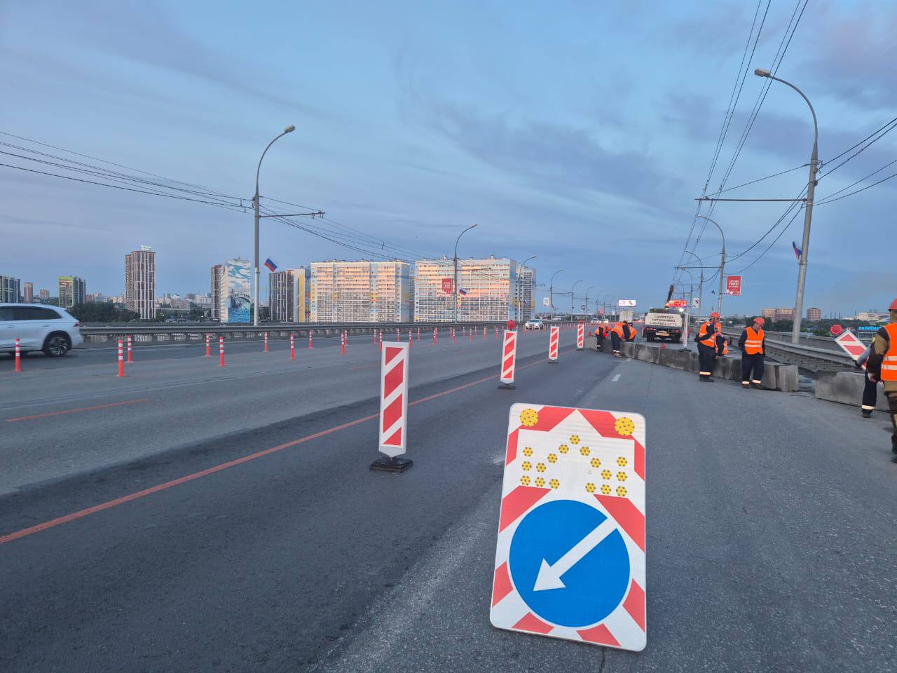 На Димитровском мосту запустили реверсивную полосу Подрядчик установил технические средства организации дорожного движения, нанес разметку. С 9 июня на мосту введено реверсивное движение. Как сообщает департамент дорожно-благоустроительного комплекса мэрии, количество полос сократилось с шести до пяти. Изменения затронули мост в направлении с правого берега на левый. Центральная полоса стала переменной: - с 23:00 до 15:00 — движение в сторону правого берега, - с 15:01 до 22:59 — в сторону левого берега.