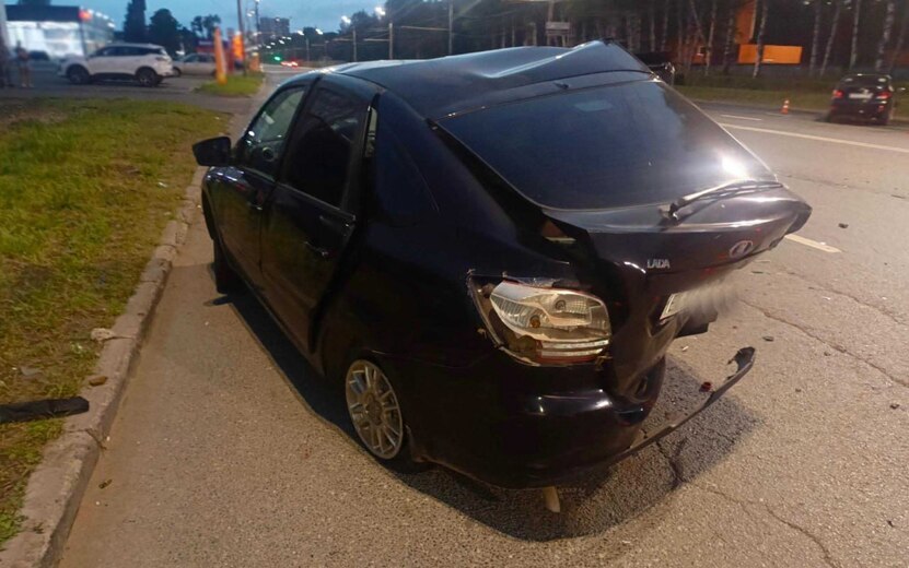 Столкнулись два пьяных водителя Вечером 10 августа 2025 года на Воткинском шоссе в Ижевске произошла авария с участием двух нетрезвых водителей. По информации Госавтоинспекции, 45-летний мужчина за рулем Hyundai Solaris, не имеющий водительских прав, не соблюдал безопасную дистанцию и врезался в движущийся впереди автомобиль Lada Granta, за рулем которого находился 39-летний водитель. Экспертиза выявила алкогольное опьянение у водителя отечественной машины – 0,972 мг/л в выдыхаемом воздухе, а водитель иномарки отказался проходить тест. К счастью, обошлось без серьезных травм, однако ситуация могла закончиться трагично. Госавтоинспекция напоминает: управление автомобилем в нетрезвом состоянии – серьезный риск для всех участников дорожного движения. Фото и видео: Госавтоинспекция Удмуртии #Ижевск #Удмуртия