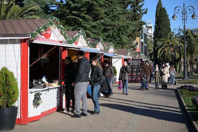 Три новогодние ярмарки заработаю в Сочи в предстоящие праздники.   Горожане и гости курорта смогут купить сувениры, подарки, сладости и другие товары местных производителей. Ярмарки будут работать с 8:00 до 20:00.  Их расположение:  • Центральный район на площади Флага; • Адлер  Ленина, 1 ; • Лазаревском районе  Победы, 28 .    Подписаться   Прислать новость