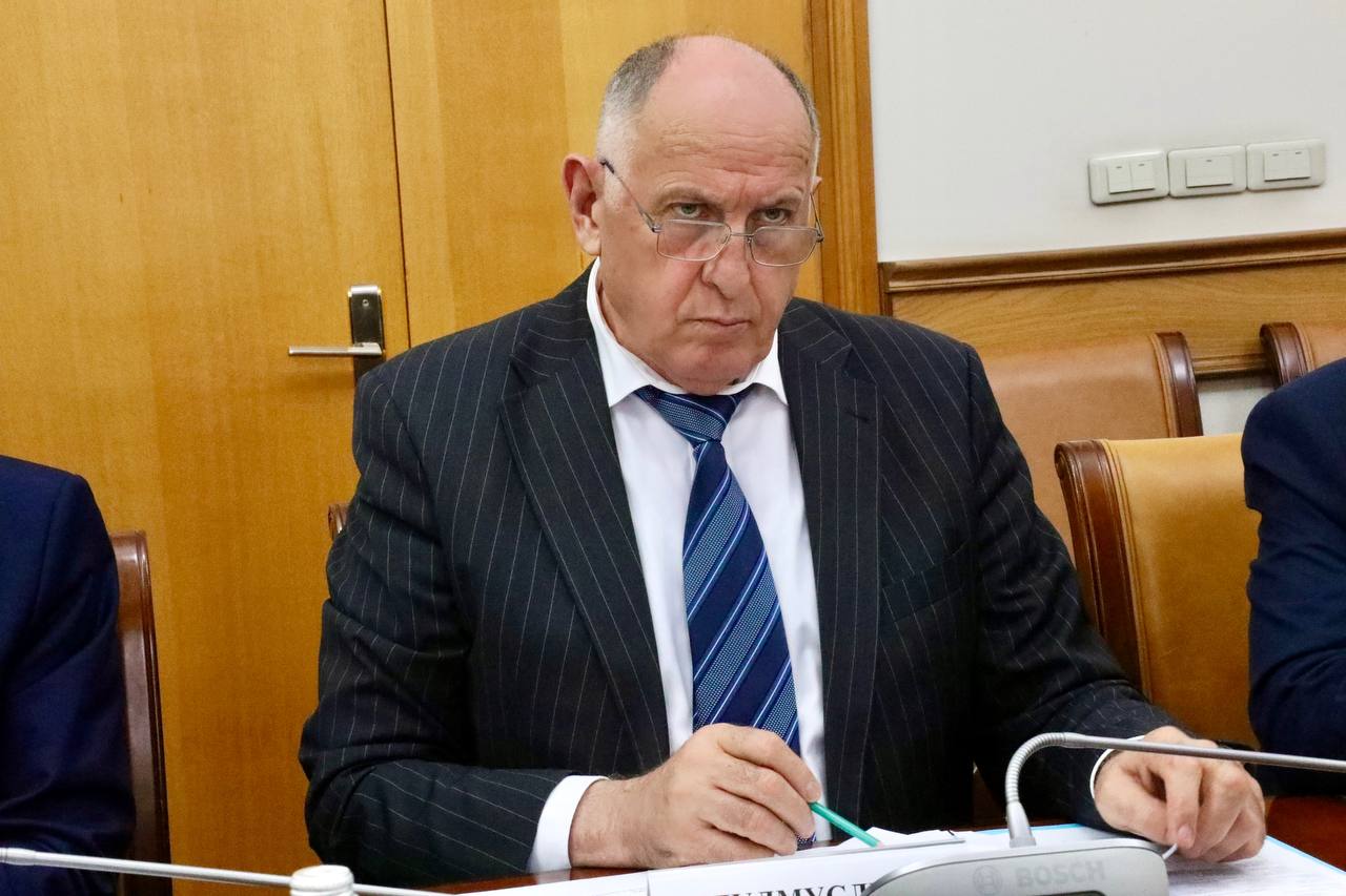 Заместитель полномочного представителя Президента РФ в СКФО Максим Владимиров в понедельник прибыл с рабочим визитом в Республику Дагестан. В рамках визита Максим Владимиров провел совещание с участием Председателя Правительства Республики Дагестан Абдулмуслима Абдулмуслимова. Обсуждены вопросы исполнения поручений, данных министерствам и ведомствам республики по отраслевым направлениям, а также ряд вопросов социально-экономического развития региона. В обсуждении также приняли участие главный федеральный инспектор по РД Александр Степанов, руководители ряда органов исполнительной власти.