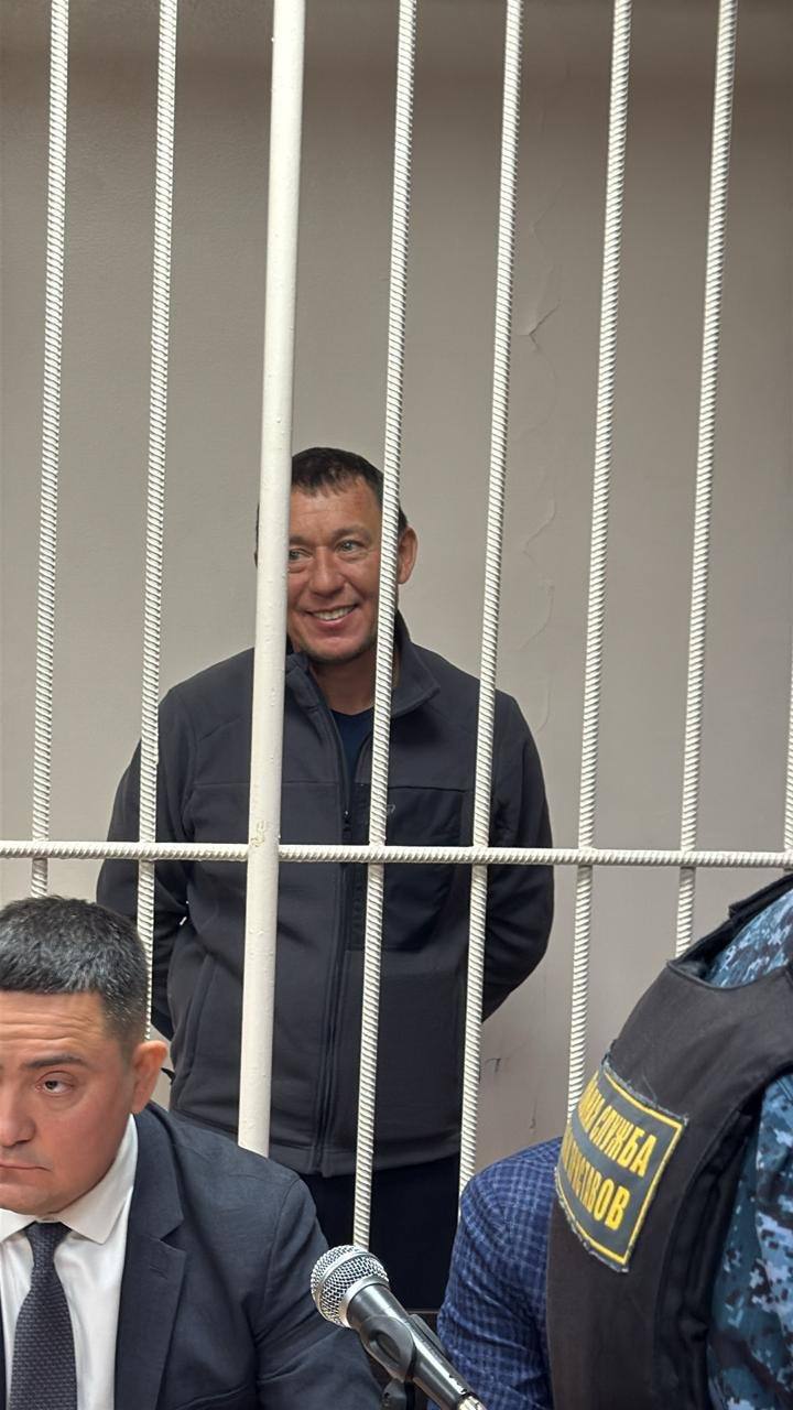 Экс мэру Нижнекамска Рамилю Муллину продлили срок содержания под стражей В СИЗО он пробудет до 3 апреля 2026 года Сам Муллин и его защитники адвокаты возражали против удовлетворения ходатайства и просили избрать более мягкую меру пресечения в том числе в виде домашнего ареста Напомним что экс меру Нижнекамска вменяют мошенничество и превышение должностных полномочий По версии правоохранителей Рамиль Муллин и пока неустановленные следствием должностные лица похитили деньги из бюджета исполкома муниципалитета и средства ДОСААФ Татарстана Подробнее об этом мы рассказывали здесь KazanFirst в бот