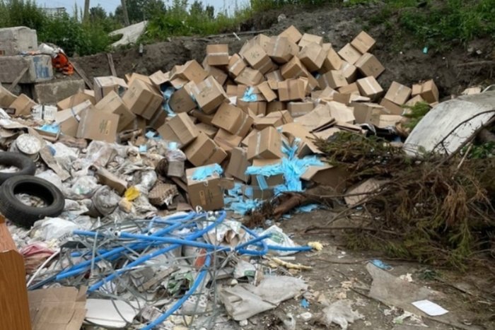 Под Екатеринбургом разрешили построить сразу два мусорных комплекса Археологи одобрили строительство двух мусорных объектов под Екатеринбургом. Речь идёт об экотехнопарке «Верхнепышминский» и комплексе по обращению с коммунальными и промышленными отходами «Широкореченский». В документах, опубликованных на сайте управления госохраны памятников в Свердловской области, сообщается, что при проведении археологической государственной историко-культурной экспертизы специалисты не нашли на обоих участках объекты культурного наследия, то есть эти земли могут использоваться под хозяйственное освоение, пишет E1.RU. Напомним, в конце июня врио губернатора региона Денис Паслер заявил, что власти отказались от строительства завода по переработки мусора в Сысерти. Бизнесмен Алексей Бобров, один из совладельцев компании, которая собиралась построить этот полигон, рассказал, что будет на месте полигона.