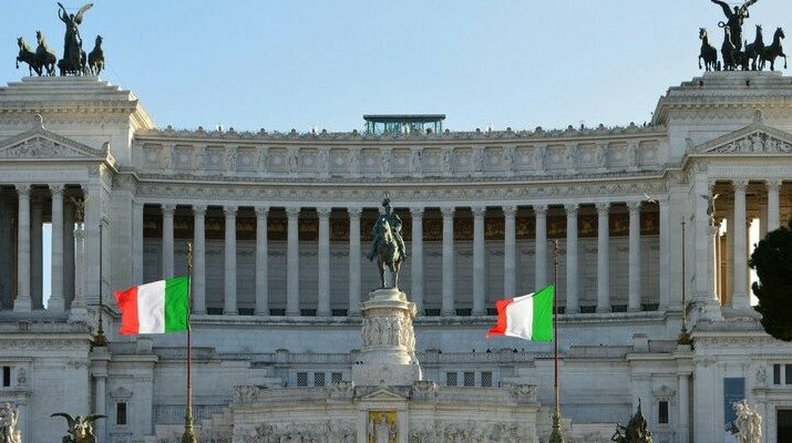 Италия ввела пожизненное заключение за убийства женщин по гендерному признаку В Италии за убийство женщины по мотивам ненависти к ее полу теперь грозит пожизненное заключение передает ArbatMedia Парламент страны единогласно одобрил поправки к уголовному кодексу предусматривающие отдельную статью о фемициде преднамеренном убийстве женщины совершённом из за ненависти к её гендеру Согласно новому закону такие преступления будут наказываться максимально строго пожизненным лишением свободы Каждое подобное убийство теперь будет классифицироваться как фемицид что позволит вести отдельную статистику и системно реагировать на случаи насилия направленного против женщин Таким образом Италия присоединилась к числу стран Евросоюза где фемицид получил чёткое правовое определение Ранее аналогичные нормы были приняты в Хорватии Мальте и на Кипре Прислать новость