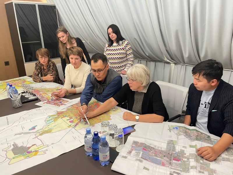 Разработчик Генплана В Бишкеке на тысячу человек приходится 300 машин И это очень много Об этом на пресс конференции по обсуждению Генплана столицы заявила руководитель проекта Ирина Гришечкина По ее словам при разработке Генплана Бишкека рассматривался опыт других крупных городов мира И многие из них сейчас борются с излишней автомобилизацией Там купить машину достаточно сложно Мы предлагаем проводить популяризацию общественного транспорта и сделать его удобным для всех сообщила Ирина Гришечкина Она добавила что комплекс мер для комфортного передвижения горожан также предусмотрен в Генплане 2050 Один из них связать крупные магистрали с улицами Из города уйдет весь транзит Планируется построить магистральное сообщение где можно развивать скорость до 110 километров в час а через развязки попасть в районы столицы Реконструкцию магистральных улиц можно делать бесконечно и это не решает вопрос пробок Поэтому необходимо развивать сети общественного транспорта делать их схемы удобными во всем мире это уже поняли заключила специалист Подписаться на news24kg Связаться с админом news24kg admin