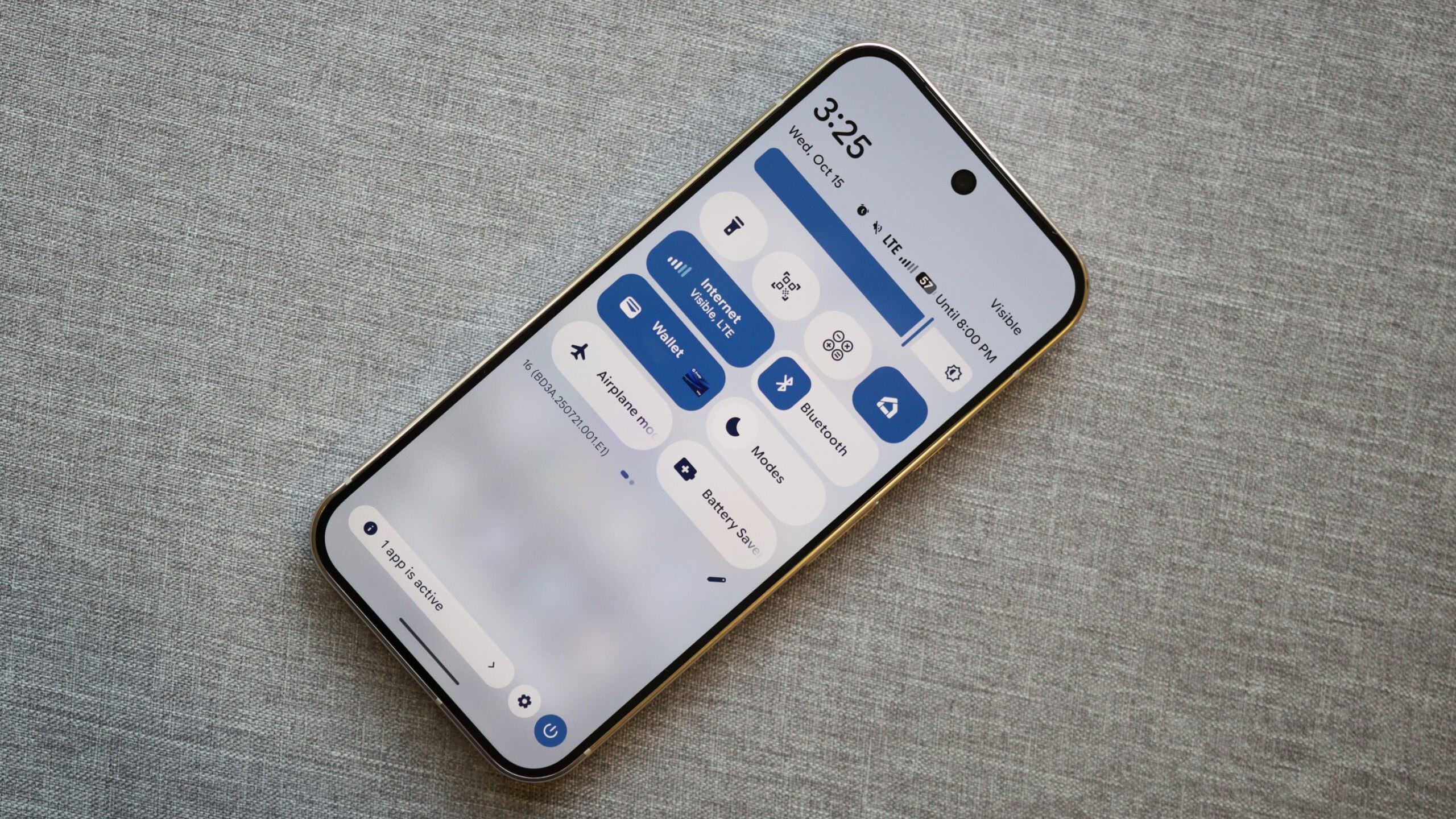 Слух Android 17 получит свой Liquid Glass Внутренние сборки Android 17 отличаются заметным увеличением размытия и блюра в системном интерфейсе пишет 9to5Google которое ознакомилось со скриншотами ОС Похоже что Google тоже последует тренду заданному Apple Снимков издание не приводит так что остаётся верить им на слово Утверждается что эффект размытия распространится на ползунок громкости переключатель режимов меню питания и другие элементы интерфейса Некоторые эффекты реализуют интересным образом например при изменении громкости окно открытого приложения будет менять прозрачность Автор Матвей Филькин