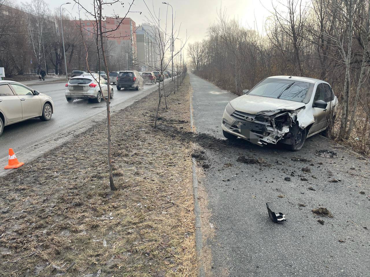 В ДТП на северо-западе Челябинска попали 3 автомобиля  Авария произошла этим утром на северо-западе города. По предварительным данным. возле дома №16 на Университетской набережной столкнулись "Лада Гранта" и две иномарки – Skoda и Exeed.  В результате у "Лады" и Exeed оказались сильно разбиты передние части кузовов, а Skoda получила мощный удар в бок, задето заднее крыло, пробито колесо.  Несмотря на серьезность повреждений у машин, как уточнили в Госавтоинспекции Челябинска, никто не пострадал. Сотрудники ведомства выясняют обстоятельства случившегося.    Фото: Госавтоинспекция Челябинска    Вести Южный Урал   Челябинск