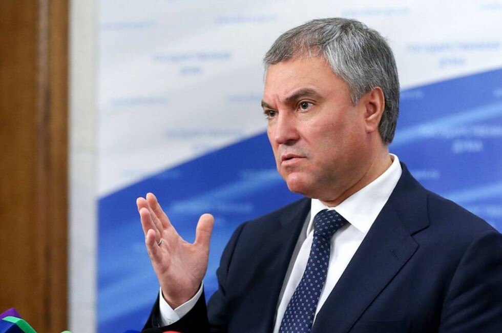 Володин: штрафы за навязывание услуг взлетят до миллиона рублей Госдума приняла в первом чтении законопроект, предусматривающий увеличение штрафов за навязывание допуслуг. Для должностных лиц штраф может вырасти с 4 до 300 тысяч рублей, а для юридических лиц — с 40 тысяч до 1 млн рублей. «К совершению невыгодных покупок принуждают, как правило, через манипулирование, угрозы негативных последствий, воздействие на человека. В результате стоимость навязанных товаров, работ и услуг может достигать до 50% от основных затрат», — отметил председатель Госдумы Вячеслав Володин. Фото: Государственная Дума РФ Читать полностью Подписаться