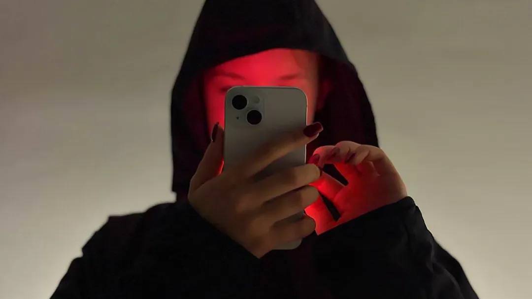 Сюрприз с горьким послевкусием как праздничный подарок лишает сбережений В МВД предупредили о распространении коварной схемы где жертве сообщают о доставке таинственного подарка на день рождения Чтобы подтвердить получение сюрприза от анонимного отправителя человека просят продиктовать код из СМС Анонимность дарителя аферисты объясняют желанием сохранить интригу до момента вручения На деле этот код открывает злоумышленникам доступ к личному кабинету на Госуслугах или в мобильном банке Как только защита взломана мошенники моментально оформляют кредиты на имя жертвы или опустошают имеющиеся счета Настоящие службы доставки никогда не требуют коды предназначенные для авторизации в государственных или финансовых сервисах