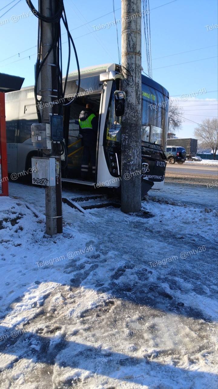В Левобережном районе автобус 49 врезался в столб на остановке улица Шубина Информация об этом появилась сегодня в соцсетях Очевидцы аварии сообщают что сначала он на скорости чуть не проехал одну остановку На следующей автобус влетел в столб Одна из пассажирок получила травму носа ударившись о поручень Мы всегда на связи в Мах