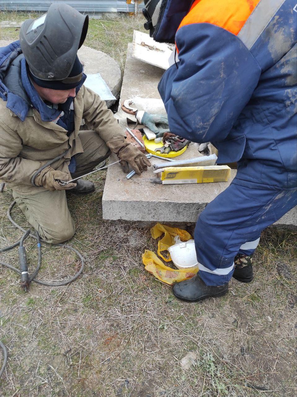 Рязанский водоканал продолжает ремонтные работы в Чаплынском районе   Бригада рязанского водоканала продолжает ремонтировать сети водоснабжения в Чаплынском районе.  Специалисты проводили работы на улице Молодёжной в селе Долинское. Там потребовалось заменить запорную арматуру в камере скважины. Это позволило стабилизировать подачу воды жителям.  Также для будущих работ на базе местного водоканала они изготовили стальные хомуты. Такие материалы будут использоваться для ремонта труб на разных объектах.