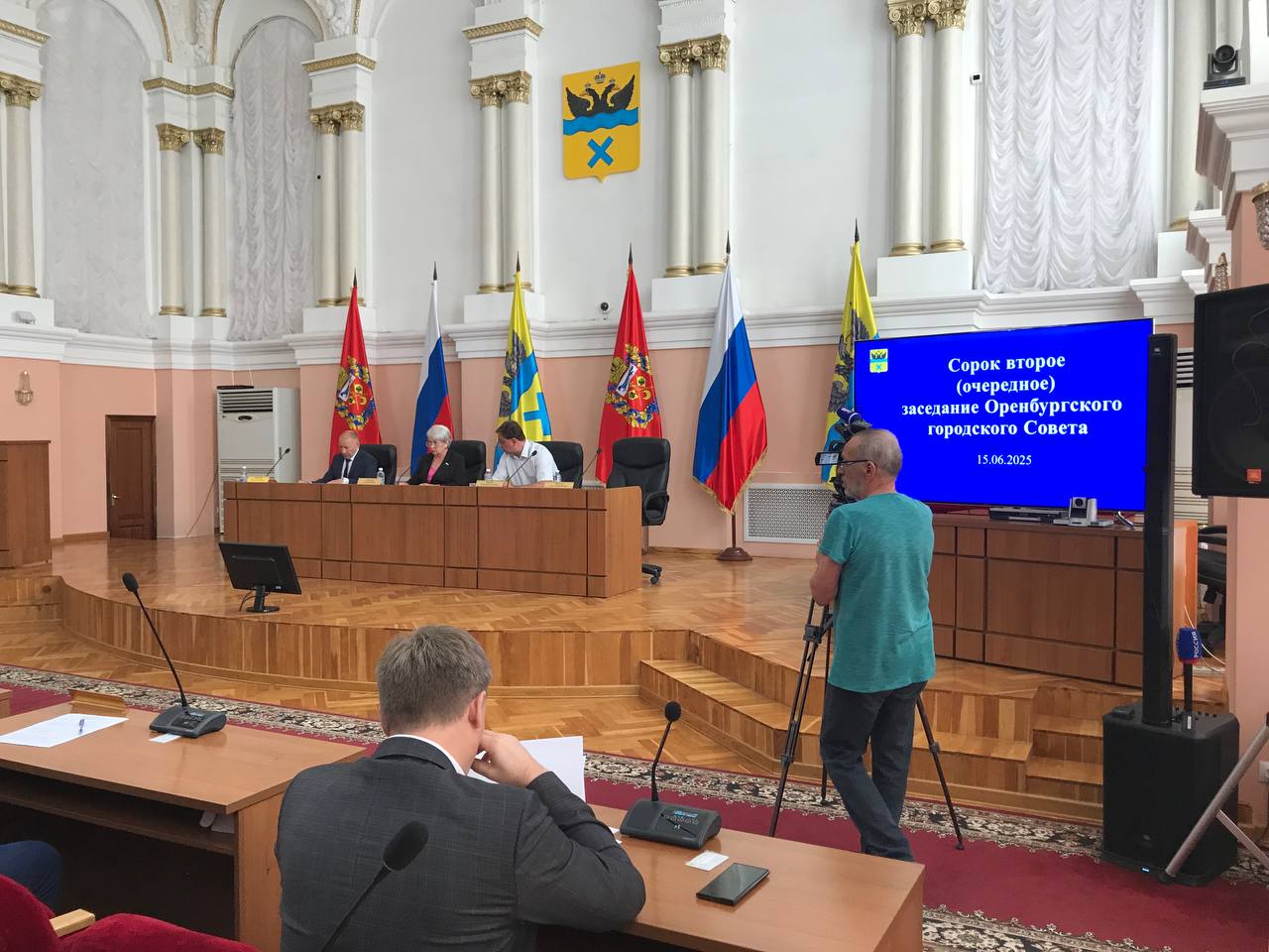 В Оренбурге стартовало 42 заседание городского Совета #Про_Общество В Оренбурге проходит очередное заседание Горсовета. Депутаты собрались в 42 раз в воскресенье. На повестке 16 вопросов. В том числе, назначение выборов депутатов в городской Совет. При этом накануне прошли слухи, что не все депутаты будут баллотироваться снова. Помимо этого избранникам народа предстоит принять отставку председателя счетной палаты Татьяны Перовой.