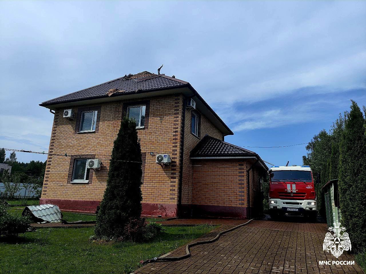 В Смоленском округе гроза обернулась пожаром в частном доме Утром воскресенья, 8 июня, в пригороде Смоленска случился необычный пожар. Во время грозы загорелась кровля двухэтажного частного дома в деревне Ясенной. Как сообщает пресс-центр ГУ МЧС по Смоленской области, вызов поступил на пункт связи ведомства в 9:03. На место были направлены шестеро спасателей, а также автоцистерны и автолестница. Вскоре возгорание было ликвидировано, обошлось без пострадавших. По предварительным данным, пожар произошел вследствие удара молнии. Однако точную причину инцидента еще предстоит установить экспертам. Отметим, что непогода началась на территории региона с пяти часов утра 8 июня и продлится до конца дня. По информации Смоленского центра по гидрометеорологии и мониторингу окружающей среды, по всей области возможны грозы с ветром 13-18 метров в секунду, а также ливни и местами град.