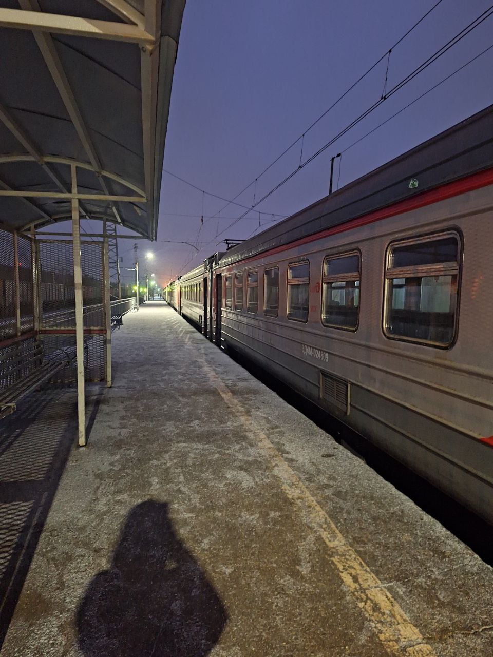 В связи с обрывом контактной сети на участке железной дороги было временно приостановлено движение электропоездов В результате были отменены два пригородных поезда сообщением Бужаниново Москва один поезд сообщением Сергиев Посад Александров и три пассажирские электрички На данный момент движение полностью восстановлено поезда следуют с задержкой по времени на 50 минут ТВР24 в национальном мессенджере МАХ
