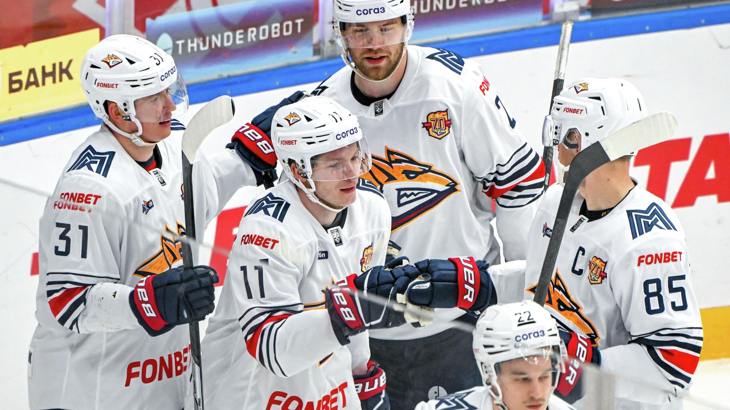 Магнитогорский Металлург обыграл омский Авангард в матче регулярного чемпионата Континентальной хоккейной лиги КХЛ Встреча в Магнитогорске завершилась победой хозяев со счетом 2 1 1 0 0 1 1 0 В составе Металлурга шайбы забросили Люк Джонсон 12 я минута и Даниил Вовченко 55 У Авангарда отличился Майкл Маклауд 27 Металлург набравший 68 очков возглавляет таблицу Восточной конференции где Авангард с 59 баллами идет вторым В следующем матче Металлург примет петербургский СКА 10 января Авангард 13 января сыграет с уфимским Салаватом Юлаевым на домашнем льду В другом матче игрового дня нижнекамский Нефтехимик на своем льду победил владивостокский Адмирал в серии буллитов 3 2 0 0 1 1 1 1 0 0 1 0