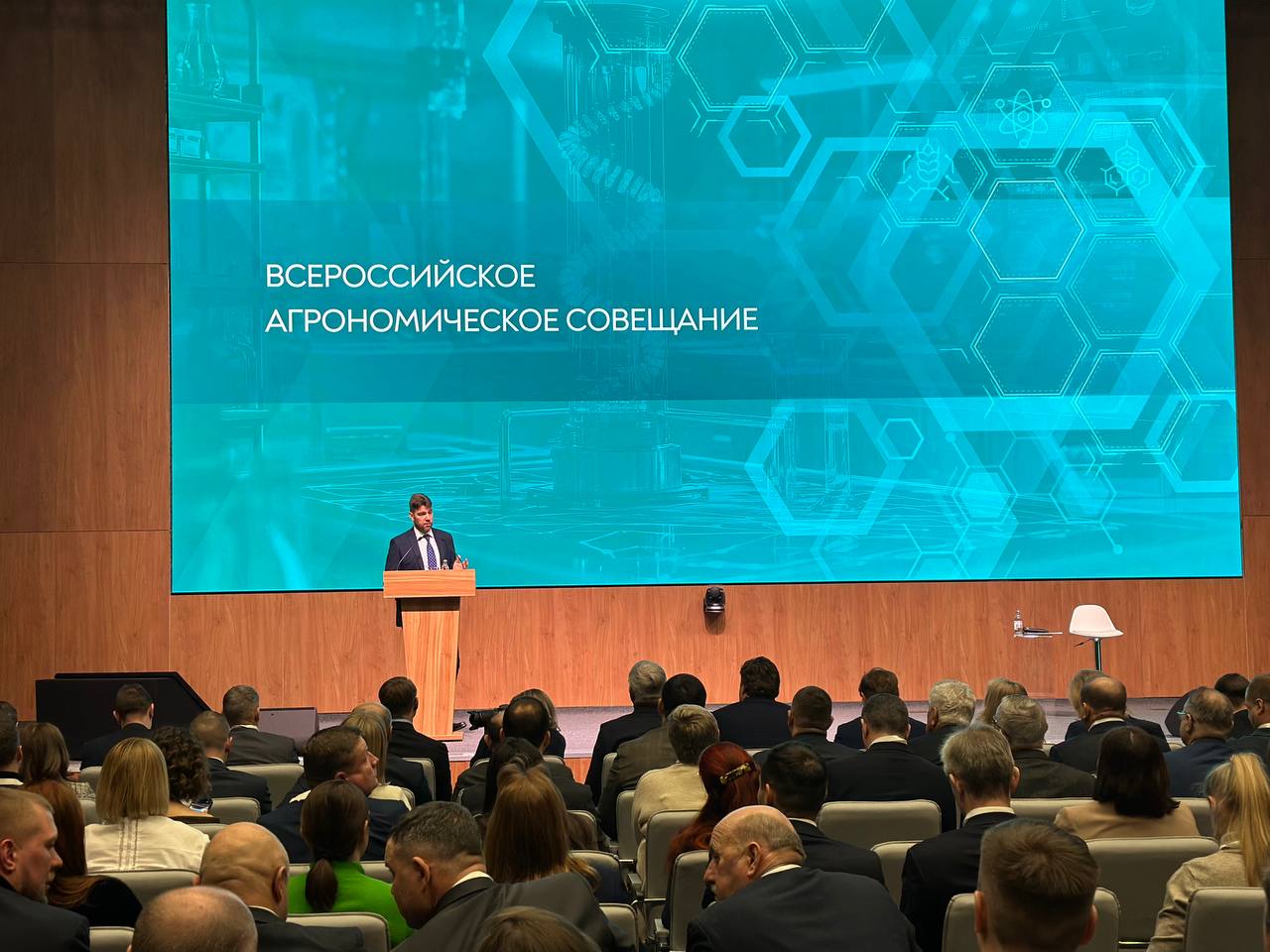Сегодня на площадке ВЦ Тимирязев центр стартовало Всероссийское агрономическое совещание под руководством замминистра сельского хозяйства России Андрея Разина Участники обсуждают итоги работы отрасли растениеводства за 2025 год и подготовку к сезонным полевым работам 2026 года Министерство АПК и продовольственной политики Запорожской области MAX