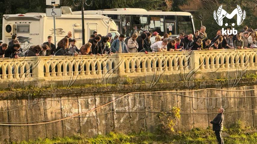 Сочинца убегавшего от полицейских по реке всё таки поймали Оказалось на мужчину заявили в отдел МВД и сейчас он подозреваемый по делу о причинении вреда здоровью В момент задержания вёл себя неадекватно поэтому на место вызвали бригаду скорой