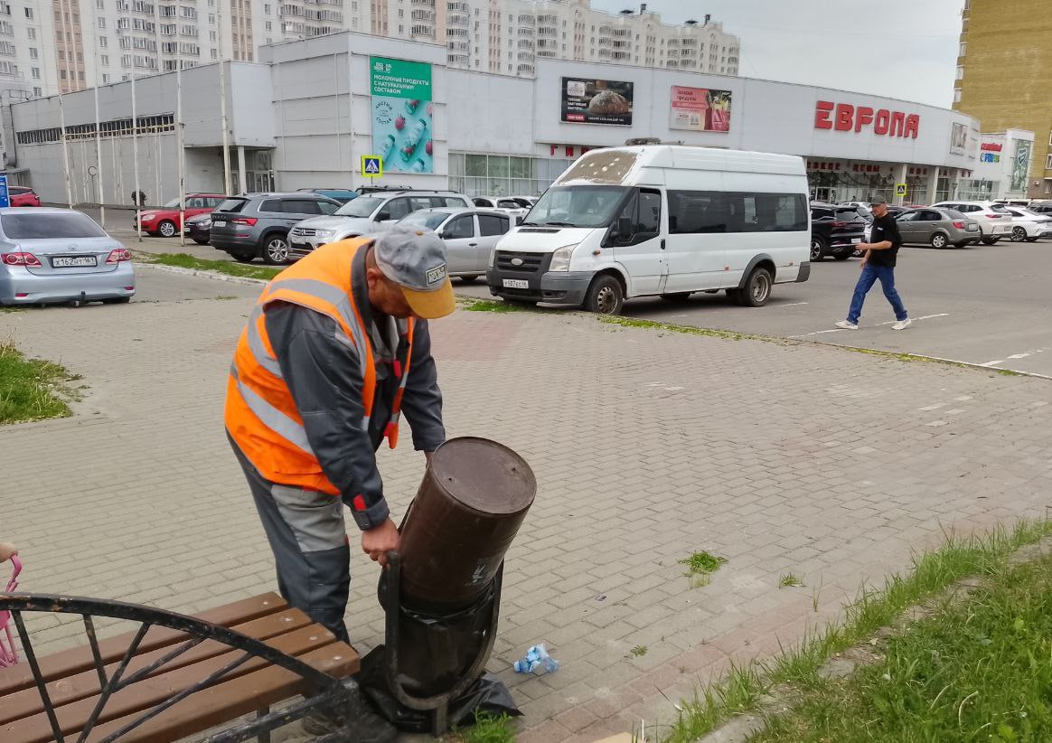 В городских парках, скверах и других общественных пространствах проводятся мероприятия по поддержанию чистоты и порядка. В работах участвуют 42 специалиста и 12 единиц техники. Их задача — обеспечить чистоту и опрятность в местах отдыха и прогулок. В комитете городского хозяйства отметили, что подрядчик уделяет внимание не только уборке, но и состоянию зелёных насаждений, а также исправности и чистоте малых архитектурных форм.
