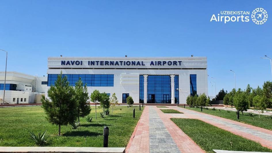 Аэропорт Навои выведут из под управления Uzbekistan Airports Президент Шавкат Мирзиёев 2 февраля ознакомился с презентацией о повышении эффективности работы международного аэропорта Навои и трансформации предприятий авиационной отрасли Несмотря на то что основные показатели международного аэропорта Навои в 2025 году выросли по сравнению с 2024 годом его мощности по обслуживанию воздушных судов пассажирским и грузовым перевозкам задействованы не полностью Необходимо также модернизировать инфраструктуру аэропорта парк техники грузовой и пассажирский терминалы а также цифровизировать рабочие процессы На презентации предложено развивать международный аэропорт Навои на основе принципов проектного управления Аэропорт выведут из централизованной системы оперативного управления АО Uzbekistan Airports и предоставят ему право самостоятельно проводить переговоры и заключать договоры с местными и зарубежными авиакомпаниями по пассажирским и грузовым перевозкам транзитным и техническим посадкам Доложено о разработанном бизнес плане по развитию международного аэропорта Навои Согласно проекту показатели коммерческой и неавиационной деятельности будут увеличены на 50 процентов будут налажены регулярные рейсы более чем 25 авиакомпаний а объём грузопереработки будет доведён до более чем 20 тысяч тонн Поставлена задача по созданию на территории аэропорта свободной таможенной зоны порто франко специализирующейся на предоставлении технических и коммерческих услуг для воздушных судов Специальное оборудование и запасные части импортируемые для технического обслуживания воздушных судов будут освобождены от таможенных пошлин до 1 января 2029 года Также принято решение передать в управление аэропорта расположенную на его территории гостиницу Telegram Facebook Instagram LinkedIn