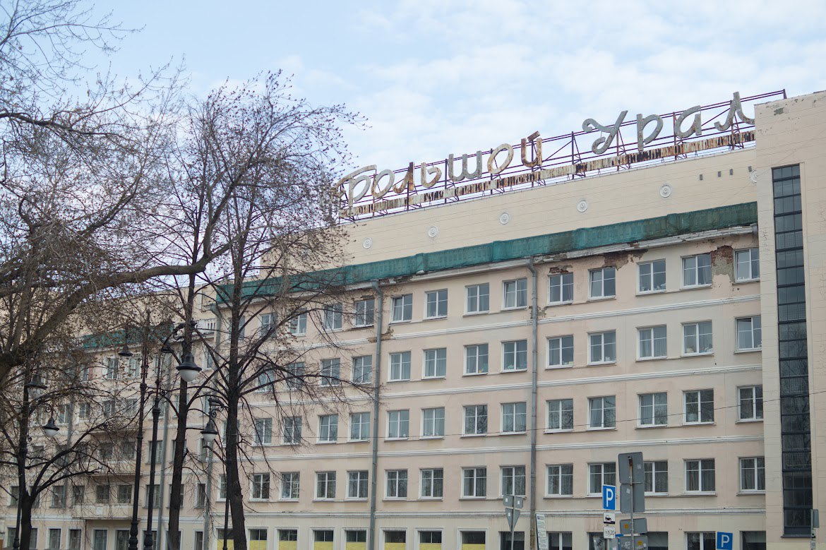 Свердловская области вошла в десятку регионов с лучшими отелями 2025 года Отели Свердловской области признали одними из лучших в России по качеству сервиса в 2025 году Регион занял десятое место на ежегодной премии Приятно оставаться сообщила It s My City пресс служба Яндекс Путешествий Лучшими в Екатеринбурге признали 15 гостиниц у которых был высокий пользовательский рейтинг низкая доля негативных обращений в поддержку и достаточное количество бронирований и отзывов Подробнее по ссылке   tinyurl com 4h7c7uxh