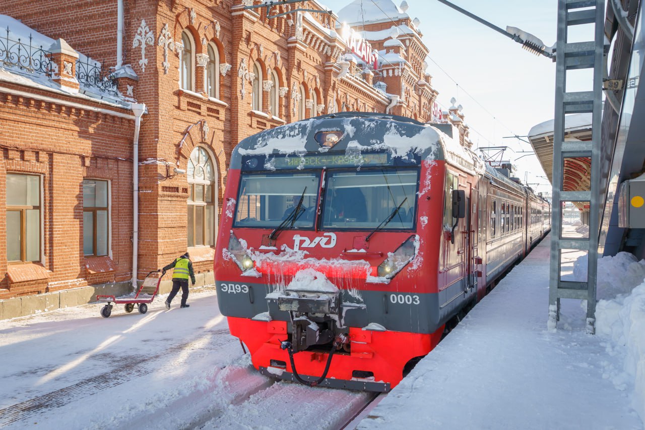 В Татарстане изменится график движения поездов в связи с переходом на зимний период  Из-за сезонного снижения пассажиропотока из расписания будут выведены несколько электричек, сообщает пресс-служба компании «Содружество».   С 30 сентября выводятся из расписания поезда № 6001 Казань – Свияжск и № 6476 Свияжск – Арск, с понедельника по пятницу – электрички № 6440 Казань – Арск и № 6431 Арск – Казань.   По субботам и воскресеньями с 5 октября перестанут курсировать поезда № 6301 Казань – Тюрлема и № 6306 Тюрлема – Казань.   С 14 октября сократится маршрут следования поезда № 6479 Бирюли – Волжск. Он будет ходить сообщением Бирюли – Краснозаринск ежедневно по действующему расписанию.   Ежедневно с 30 сентября начнут курсировать поезда № 6301 Казань – Свияжск и № 6306 Свияжск – Казань.   Пригородный поезд № 6434 Казань – Арск вводится с 30 сентября. Он ежедневно будет отправляться в 13.14 и прибывать в 14.51.