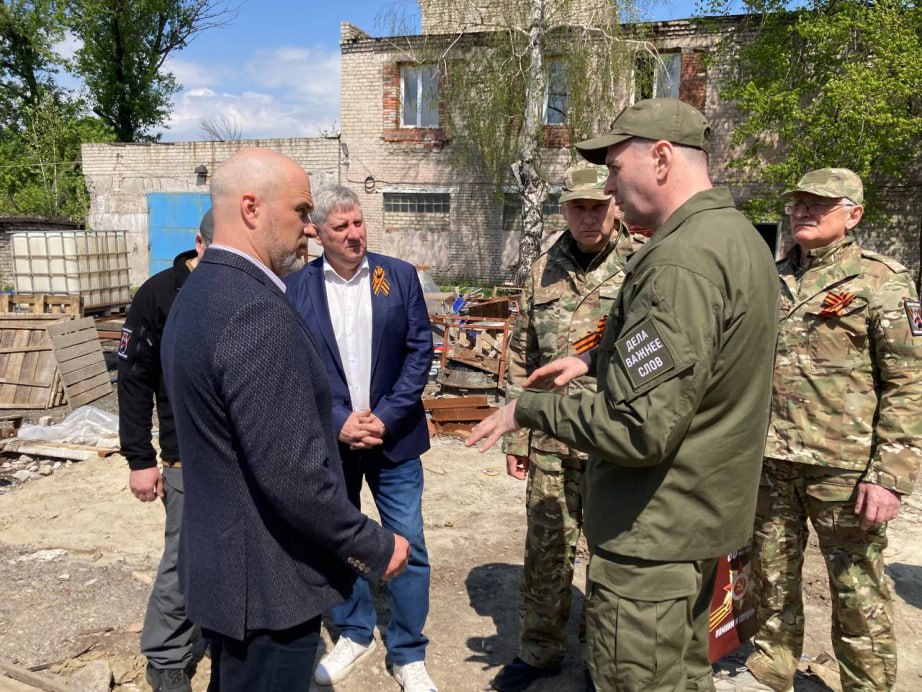 Дмитрий Демешин: «Мы помогали и будем помогать Дебальцево!» В ходе рабочей поездки в подшефный город Дмитрий Демешин принял участие в передаче восстановленного бассейна ФСК «Локомотив». Рядом с ним вскоре появится и новый физкультурно-оздоровительный комплекс. В Дебальцево губернатор проинспектировал ремонт дорог, который ведется при поддержке Хабаровского края. Также хабаровские специалисты проведут капремонт шахты лифта в центральной городской больнице. В плане – ремонт многоквартирного дома и трансформаторных подстанций. Глава региона побывал в музее воинской славы в школе №2, в Центре детского творчества, принял участие во Всероссийской акции «Сад памяти», посетил расположение дальневосточных подразделений, в том числе добровольческого отряда БАРС-8 «Хабаровск». ⏺ Также Дмитрий Демешин передал бойцам средства вооружения и технику: беспилотники, оружие, средства РЭБ и связи, мотоциклы и др.