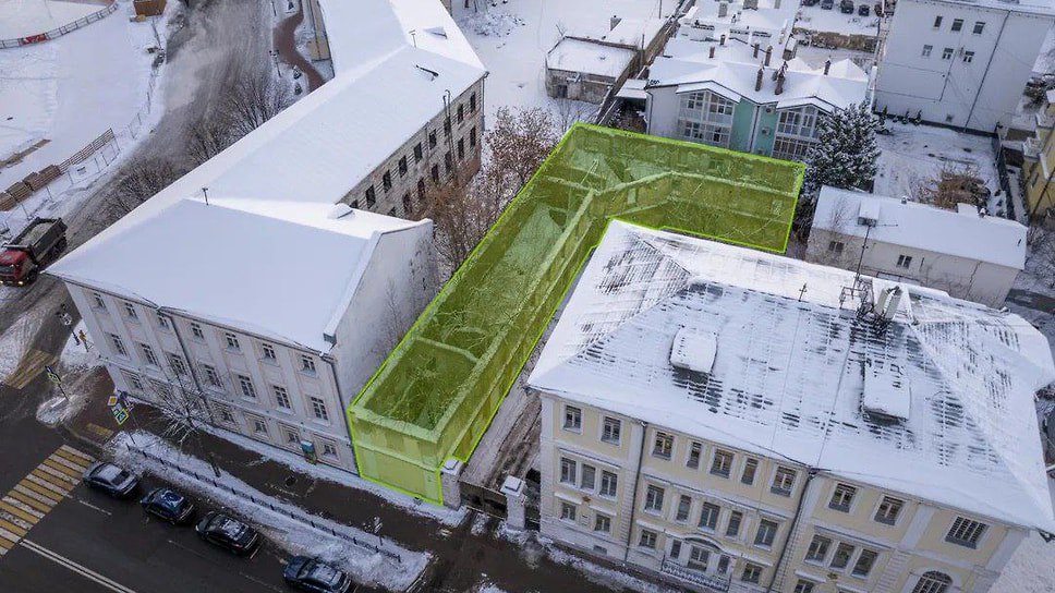 В Ярославле объект культурного наследия «Флигель хозяйственный с каретником» на улице Советской продан московской компании ООО «Сфера» за 12,7 млн руб. Здание 1896 года постройки не используется и находится в неудовлетворительном состоянии. Новый владелец ранее приобрел соседнее здание присутственных мест. Объект включен в пилотную программу восстановления памятников архитектуры с возможностью льготного финансирования. «Строение площадью более 600 квадратных метров приобрел тот же инвестор, который взял на себя обязательства по восстановлению здания Присутственных мест на Советской площади» — Михаил Евраев, губернатор. Фото: Правительство Ярославской области Еще больше новостей — в Telegram-канале «Ъ-Ярославль»