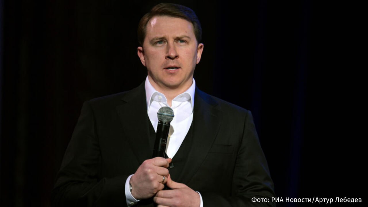 У семьи экс мэра Сочи Алексея Копайгородского нашли бриллианты и 50 объектов недвижимости С содержанием иска ГП ознакомился РЕН ТВ По данным ведомства за 10 лет государственной службы официальные доходы Алексея Копайгородского составили примерно 16 3 млн рублей За это время в распоряжении семьи оказалось много недвижимости более 50 объектов в Краснодарском крае Петербурге Москве и Ленинградской области Часть имущества была оформлена на родственников и доверенных лиц Например квартира в Москве зарегистрирована на сына супруги бывшего мэра Янины Копайгородской от первого брака а земельный участок с домом в Сочи на юриста оказывавшего семье услуги По данным следствия с 2022 по 2024 год Копайгородский похитил два земельных участка в Сочи общей стоимостью не менее 26 миллионов рублей Также его обвиняют в получении 248 миллионов рублей от представителей бизнеса за покровительство и создание благоприятных условий для предпринимателей Копайгородские легализовали свыше 104 миллионов рублей добытых преступным путем Супруга экс мэра обвиняется в пособничестве и подкупе свидетелей РЕН ТВ в Telegram в MAX