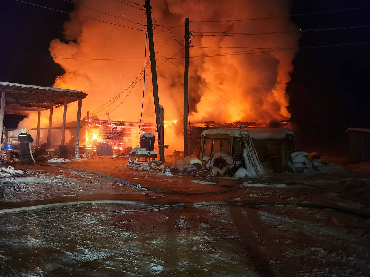 Пожар с гибелью человека произошел в Амгинском районе Якутии   Сегодня около 06:00 утра в селе Промкомбинат Амгинского района загорелись две будки, расположенные по улице Набережная. В результате пожара по предварительным данным погиб один человек, сообщает пресс-служба Государственной противопожарной службы Республики Саха  Якутия .  Получив сообщение к месту пожара выехал дежурный караул пожарной части-1 по охране села Амга, расстояние 1 км до места происшествия. По прибытию наблюдался открытый огонь, горели две будки по всей площади. Через час пожар был полностью ликвидирован.  Установлено, что трагический пожар произошел в одноэтажных деревянных будках, год постройки устанавливается, размерами 5 4, 5 6 с электрическим отоплением в одной, с печным в другой будке, с кровлей из шифера. В результате пожара, огнем повреждены две будки по всей площади на 50 кв.м. На месте происшествия обнаружено тело 1 погибшего человека.  На ликвидацию возгорания задействованы 7 человек личного состава и 2 единицы техники ПЧ-1 по охране села Амга ОГПС Республики Саха  Якутия  № 9 по Амгинскому району.  На месте происшествия работает следственно-оперативная группа. Причина пожара, виновное лицо и ущерб устанавливаются.     Пресс-служба МинГОиОБЖН Республики Саха  Якутия