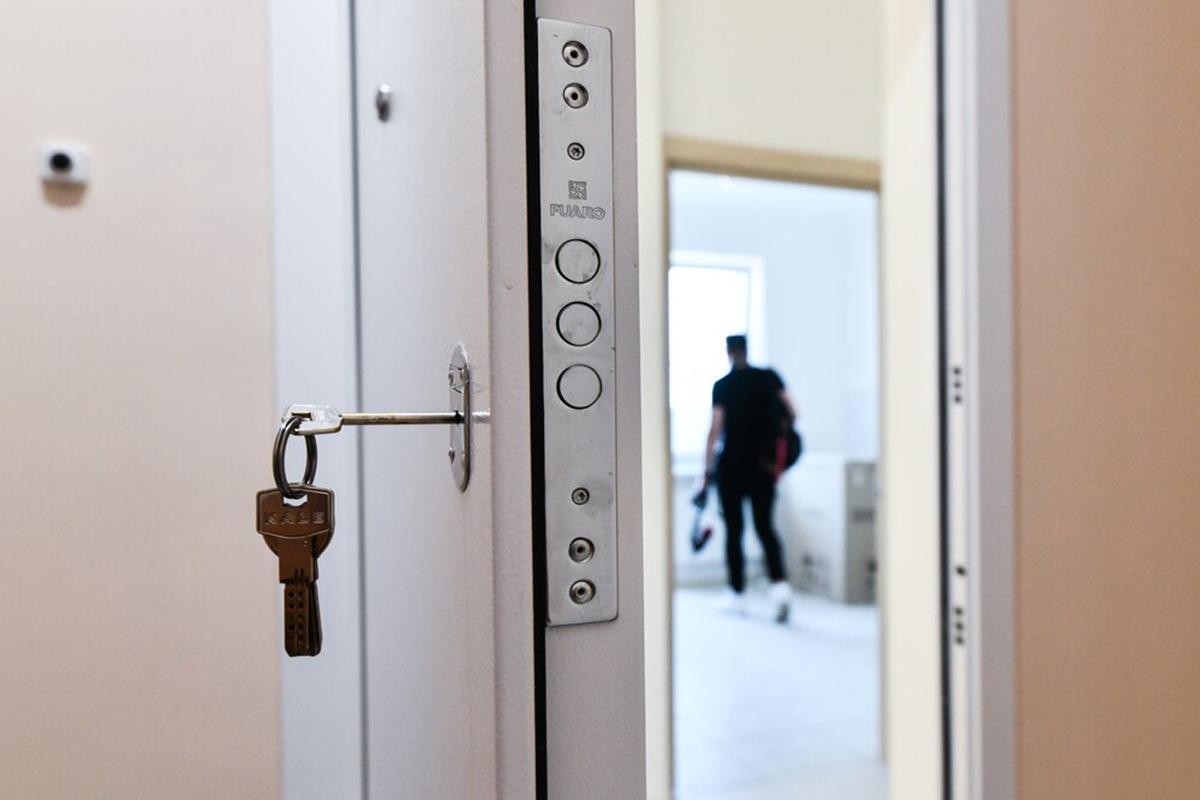 Летом стоимость посуточной аренды квартир в Москве увеличится на 10-15%. Об этом сообщила «Ридусу» риелтор Наталья Перескокова. «Летом повышается спрос, и стоимость посуточной аренды, естественно, вырастет, но не намного — примерно на 10-15%. При этом заполняемость в летний период составляет 85-100%. Таким образом, скромная однушка может приносить своему владельцу доход от 70 тысяч рублей в месяц», - указала Перескокова.