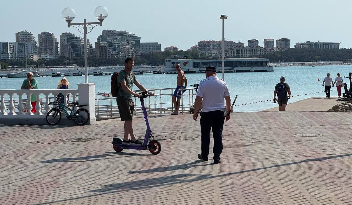В Геленджике запретили использовать электросамокаты на набережной. Жителям и туристам напоминают: набережная Геленджика – для пешеходов! Нарушителей ждет штраф в размере 800 руб. Кубанские Новости