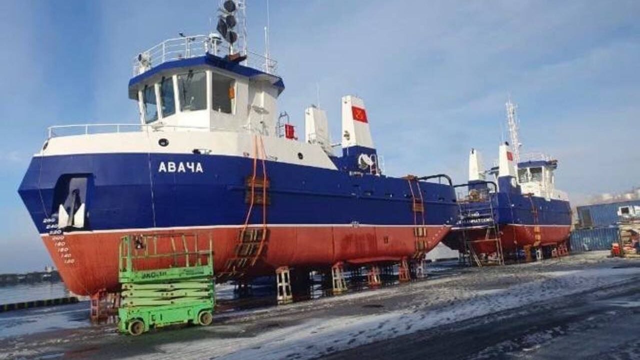 «Торсиотест» спустил на воду рыболовные сейнера «Авача» и «Октябрьский» проекта 04130  На предприятии «Торсиотест» состоялся спуск на воду малых рыболовных сейнеров «Авача» и «Октябрьский» проекта 04130 . Они завершают серию из шести судов, которые строились на верфях Колхоза имени Ленина.  Впереди еще доводка судов на воде, но уже скоро все они будут вести промысел у берегов Камчатки. Ловить треску, минтай, камбалу, сообщил в своем Телеграм-канале губернатор Камчатского края Владимир Солодов.  Суда проекта 04130 предназначены для добычи минтая, тихоокеанской трески и камбалы в морях Дальневосточного региона. Транспортировка улова в сыром виде для дальнейшей переработки на береговой фабрике будет осуществляться в грузовом трюме наливом. Грузовой трюм имеет вместимость 90 куб. м. Обслуживать судно будет экипаж из восьми человек.  Строительство велось по заказу рыболовецкого колхоза им. В.И. Ленина по программе инвестиционных квот. Проект разработан конструкторским бюро «Форсс Технологии».  В общей сложности на Камчатке по проекту 04310 запланировано построить шесть единиц флота. Суда получили названия в честь населенных пунктов Камчатского края. Завершить серию предполагается в 2025 году.    Подписаться на «Медиапалубу»