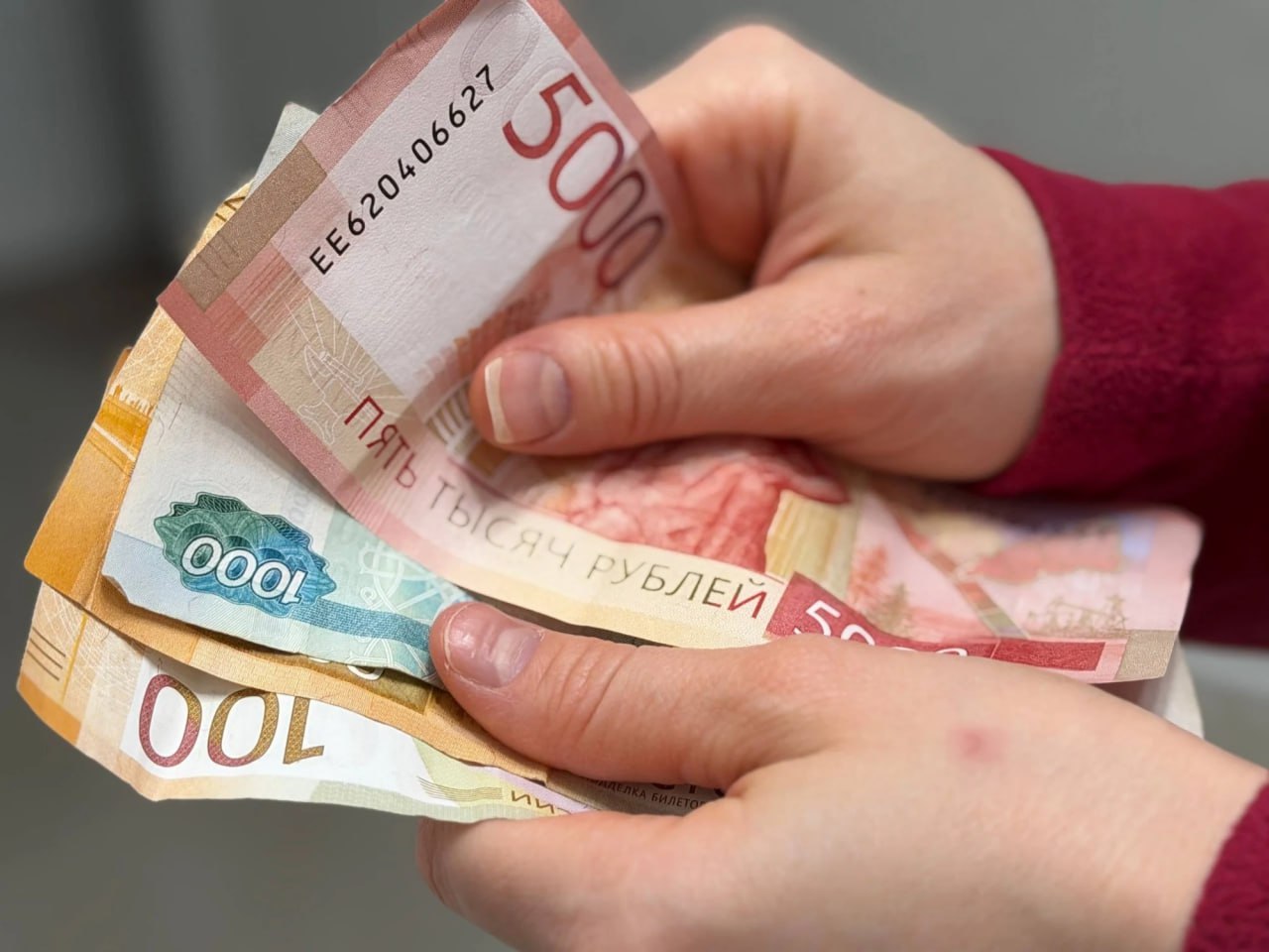 Жительнице Дагестана пересчитали неверные начисления за газ на 66 тысяч рублей В Дагестане Госжилинспекция помогла жительнице села Новолакское оспорить необоснованные начисления за газовое потребление Женщина обратилась в надзорный орган с жалобой на сомнительную задолженность Специалисты отдела надзора за платежами в сфере ЖКУ провели проверку в ходе которой были выявлены ошибки в начислениях В результате ведомство обязало ресурсоснабжающую организацию произвести перерасчёт По итогам проверки заявительнице вернули 66 3 тысячи рублей которые были начислены неправомерно