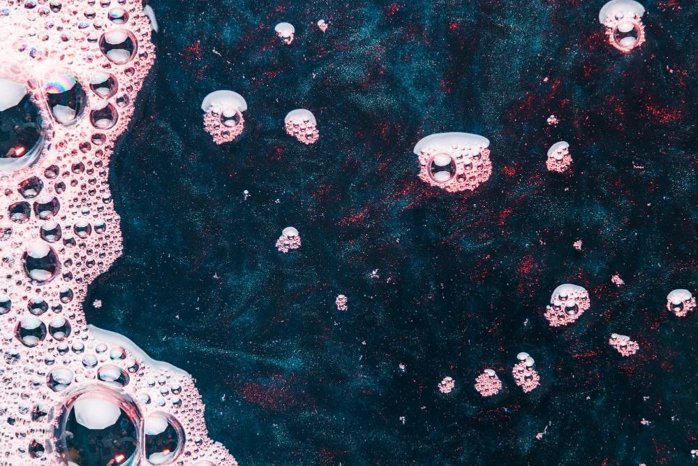 На Земле растёт количество кислотных дождей Исследователи обнаруживают в осадках повышенную концентрацию синтетического химического вещества - трифторуксусной кислоты ТФУК . Как сообщает ТАСС, об этом рассказывается в статье британского научного журнала Nature. Напомним, что трифторуксусная кислота - сырьё в органическом синтезе, катализатор в реакциях этерификации и полимеризации, растворитель для ряда термостойких полимеров. Её также применяют в производстве ацетатного шёлка, фармацевтических препаратов, пестицидов и в качестве реагента для защиты функциональных групп в синтезе пептидов. По всему миру это вещество обнаруживают в озёрах и реках, бутилированной воде, зерновых культурах, печени животных, а также в крови и моче человека. В исследовании говорится, что за последние четыре десятилетия уровень содержания ТФУК повысился в 5-10 раз в листьях и иглах деревьев в Германии. Исследователи также установили рост содержания ТФУК во льдах канадской Арктики и в грунтовых водах в Дании. В статье утверждается, что кислота попадает в окружающую среду путём утечек во время химических исследований, выбросов во время промышленного производства и строительства. Трифторуксусная кислота относится к группе «вечных химикатов» или ПФАС. Несмотря на то, что подобные химические вещества могут нести вред здоровью человека, опасность для организма от ТФУК является предметом споров среди учёных. В 2024 году два немецких федеральных агентства обратились в Европейское агентство по химическим веществам ECHA с требованием маркировать ТФУК как токсин. Многие европейские учёные также поддерживают запрет на все ПФАС, включая трифторуксусную кислоту. =========
