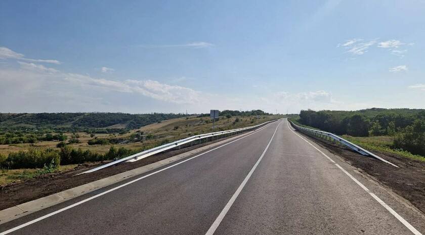 Объездная дорога в обход Луганска может быть построена со стороны Старобельска, соответствующий проект находится в разработке. Об этом ЛИЦ сообщил министр инфраструктуры и транспорта ЛНР Альберт Апшев. По его словам, региональный Минтранс и Единый институт пространственного планирования проектируют транспортно-логистический каркас ЛНР. Среди прочего он предполагает строительство дорог, возобновление авиасообщения и включает ряд других аспектов. «В том числе, обход Луганска со стороны Старобельска без заезда в город и северный обход города Алчевск. Предполагается новое строительство»