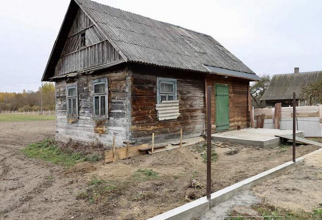 В Год благоустройства в Гродненской области планируется вовлечь в хозяйственный оборот 756 пустующих домов.  На 1 января 2025 года в Едином реестре числится 4513 пустующих зданий. Ежегодно выявляется около 2800 бесхозных строений, из которых 60% сносятся из-за аварийного состояния. В 2024 году было снесено 541 дом и продано 276 строений.  В этом году планируется задействовать 756 домов общей площадью около 180 гектаров.   ПОДПИСАТЬСЯ  ПРИСЛАТЬ ИНФОРМАЦИЮ  Мы в ВК  Наш YouTube  Мы в Instagram