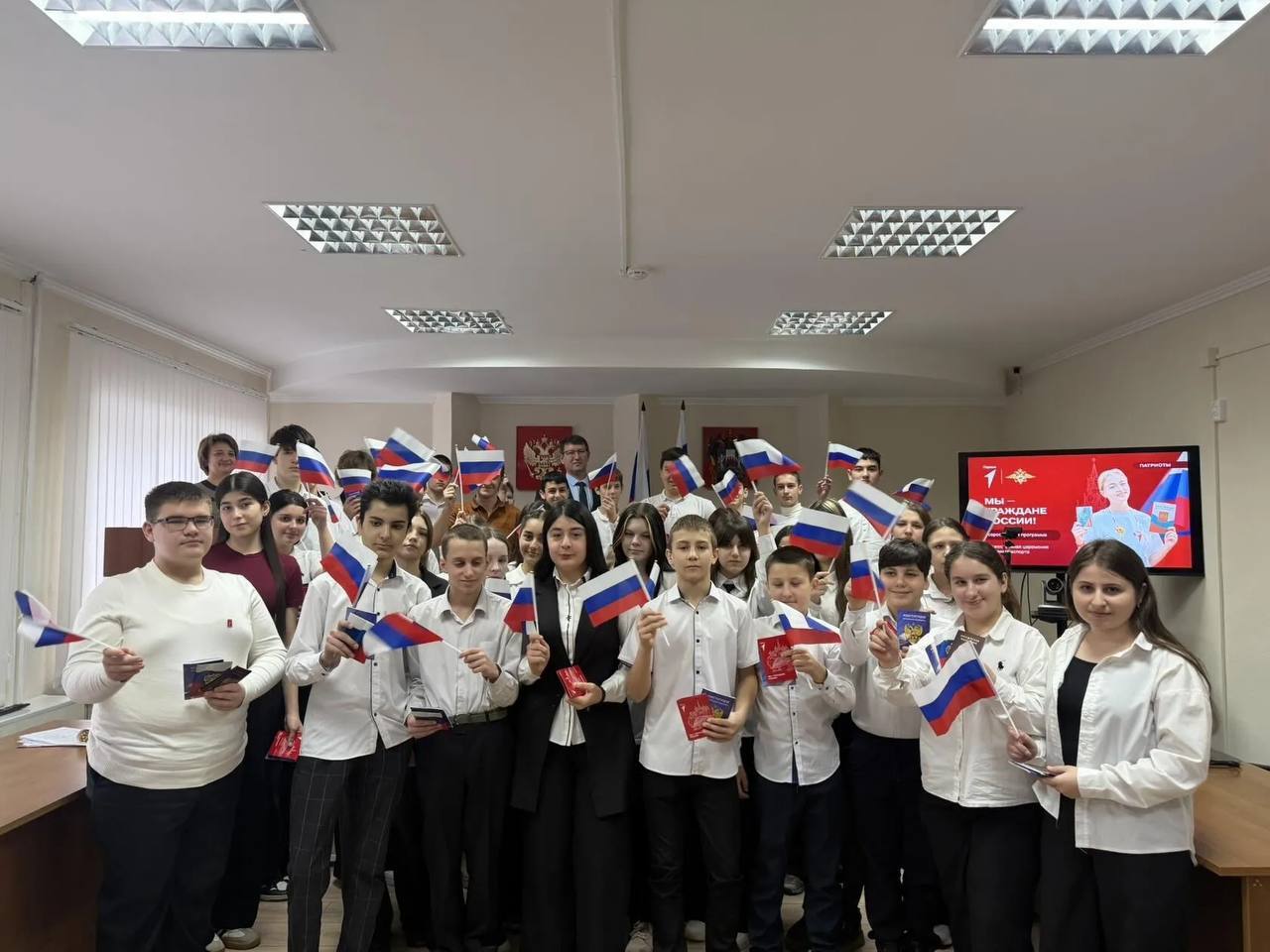 Сегодня в торжественной обстановке в Администрации Мартыновского района состоялось вручение паспортов юношам и девушкам которым исполнилось 14 лет С получением главного документа ребят поздравил временно исполняющий полномочия Главы администрации Мартыновского района Олег Дьяконов Примите мои самые искренние поздравления с важным событием вашей жизни получением первого паспорта гражданина Российской Федерации Паспорт это символ ответственности перед обществом перед государством Вместе с вручением паспорта в жизни значительно расширяются права но в то же время приобретается и много обязанностей и ответственности за свои поступки отметил Олег Владимирович Поздравляем ребят с получением первого важного для каждого гражданина Российской Федерации документа АдминистрацияМартыновскогорайона Мартыновскийрайон вручениепаспортов