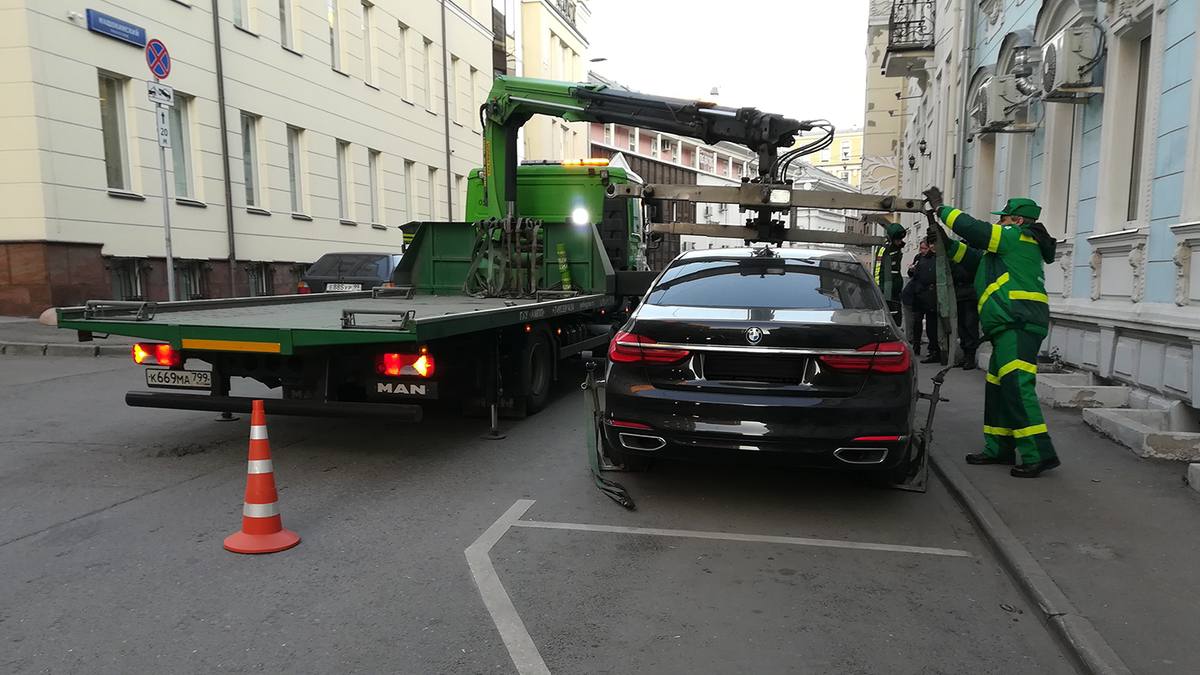 BMW лидирует среди автомобилей с поддельными или отсутствующими номерами, которые в Москве эвакуировали на штрафстоянки — 245 случаев в этом году, сообщает Дептранс.  Всего на спецстоянки переместили 2,4 тысячи машин. В топе после BMW — Geely, Mercedes, Toyota и Audi.