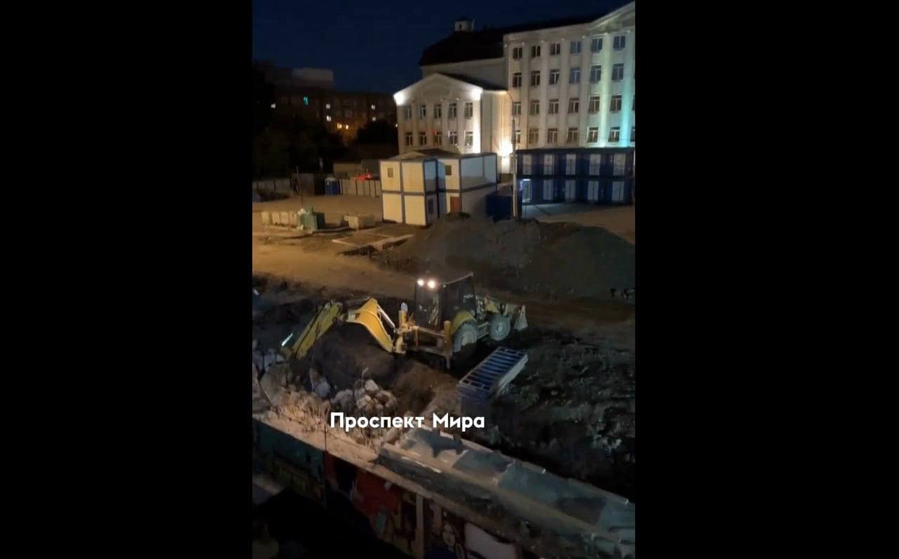 «Нервы сдают»: красноярцы не могут спать из-за ночной стройки метро и снимают видео  Красноярцы продолжают жаловаться на шум от стройки метро на улице Карла Маркса. Жительница одного из домов заявила, что ночью часто ведутся громкие работы, а днем чаще тихо.   Люди чувствуют себя разбитыми и не могут нормально спать.