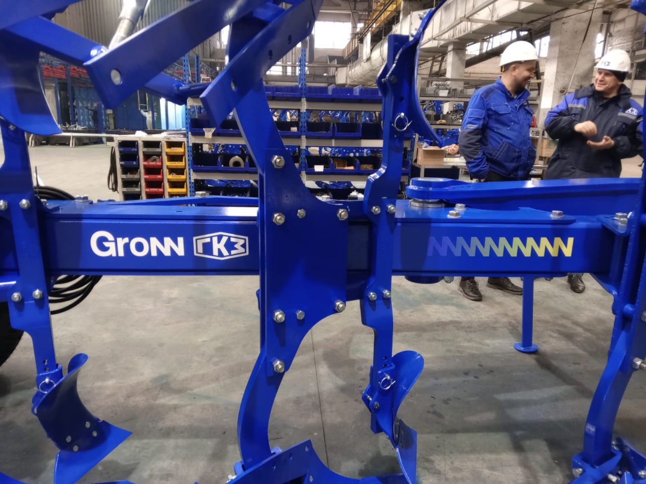 GRONN вместо ГКЗ новая глава в истории завода Грязинский культиваторный завод меняет бренд с ноября 2025 года вся новая техника включая плуги Добрыня будет выпускаться под именем GRONN Последние три года предприятие входит в состав холдинга АСТЕРА который провёл масштабную модернизацию производства сервиса и работы с фермерами В конструкции плугов культиваторов и другой техники внесено более 100 улучшений техника стала надёжнее и удобнее в обслуживании Расширена дилерская сеть обновлена система запчастей запущено обучение инженеров и механизаторов По словам Владимира Вертея руководителя холдинга АСТЕРА накопившиеся изменения сделали очевидным что старое имя больше не отражает уровень завода Так появился GRONN не просто новое имя ради маркетинга а результат реальных преобразований и новых стандартов работы Премьера бренда состоится на выставке ЮГАГРО 2025 где 18 ноября под маркой GRONN будет представлена вся продукция завода агроскаут360 агроновости360 gronn гкз