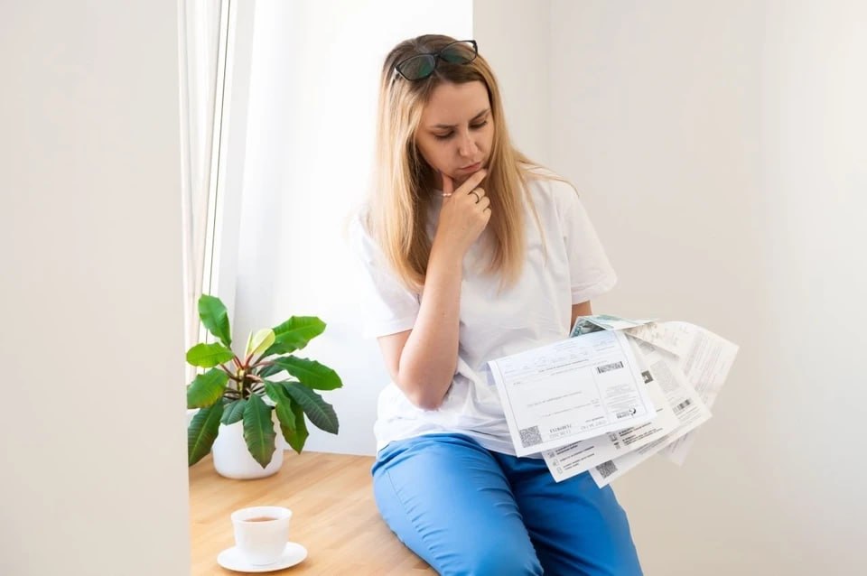 В Челябинске две управляющие компании ООО Мой дом Урал и ООО ДЕЗ Калининского района лишились лицензий после прокурорской проверки Поводом стали массовые жалобы жителей на отсутствие отопления плохое состояние домов и игнорирование проблем Прокуратура выявила систематические нарушения лицензионных требований Компании неоднократно привлекались к административной ответственности В результате из реестра лицензий исключены 174 многоквартирных дома управление которыми прекращено Сейчас администрация Челябинска решает вопрос дальнейшего обслуживания домов В отношении руководства УК ранее были возбуждены уголовные дела по статье об оказании небезопасных услуг расследование продолжается   Подписаться на chelkp Мы в MAX