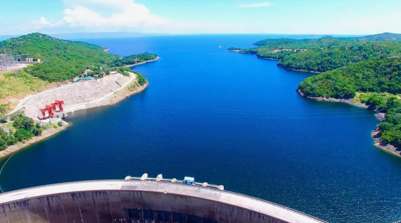 Зимбабве планирует во втором квартале следующего года начать строительство первой фазы плавучей солнечной электростанции мощностью 600 МВт Общая стоимость проекта который планируется завершить к 2031 году оценивается в 650 млн Хотя в конечном итоге планируется установить солнечные панели на поверхности озера Кариба первоначальная часть проекта будет реализована на прилегающей к водохранилищу территории заявил министр сельского хозяйства Анксиус Масука Зимбабве делит озеро Кариба с соседней Замбией и для реализации проекта необходимо одобрение обеих стран