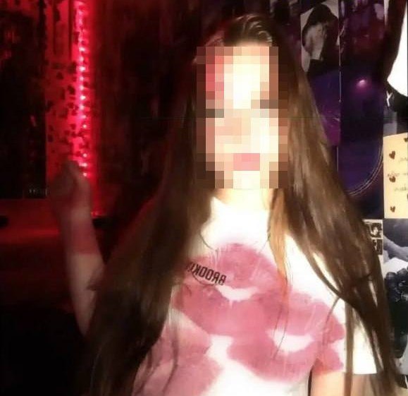 Одна из девочек притворилась мёртвой после того, как нападавший ударил её ножом на вписке в Иркутской области. Это спасло ей жизнь По данным СМИ, одной из первых пострадавших во время поножовщины на подростковой вечеринке в Байкальске стала 15-летняя Вероника. Девушка смогла выжить благодаря тому, что притворилась мёртвой. После того, как Михаил ушёл в другую комнату, Вероника выбежала на улицу и побежала к соседям за помощью. Именно они и вызвали полицию. Ещё одной девочке, 14-летней Вике, удалось спастись уже перед самым взрывом. Школьница находилась в доме до последнего и смогла оттуда выбежать, только когда увидела, что Михаил открывает газ. Большинство родителей не знали, где находятся их дети. Многие из них соврали, что останутся у кого-то из своих друзей.